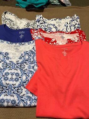 6– Women’s Croft & Barrow shortsleeved notch-neck tops— Size XL